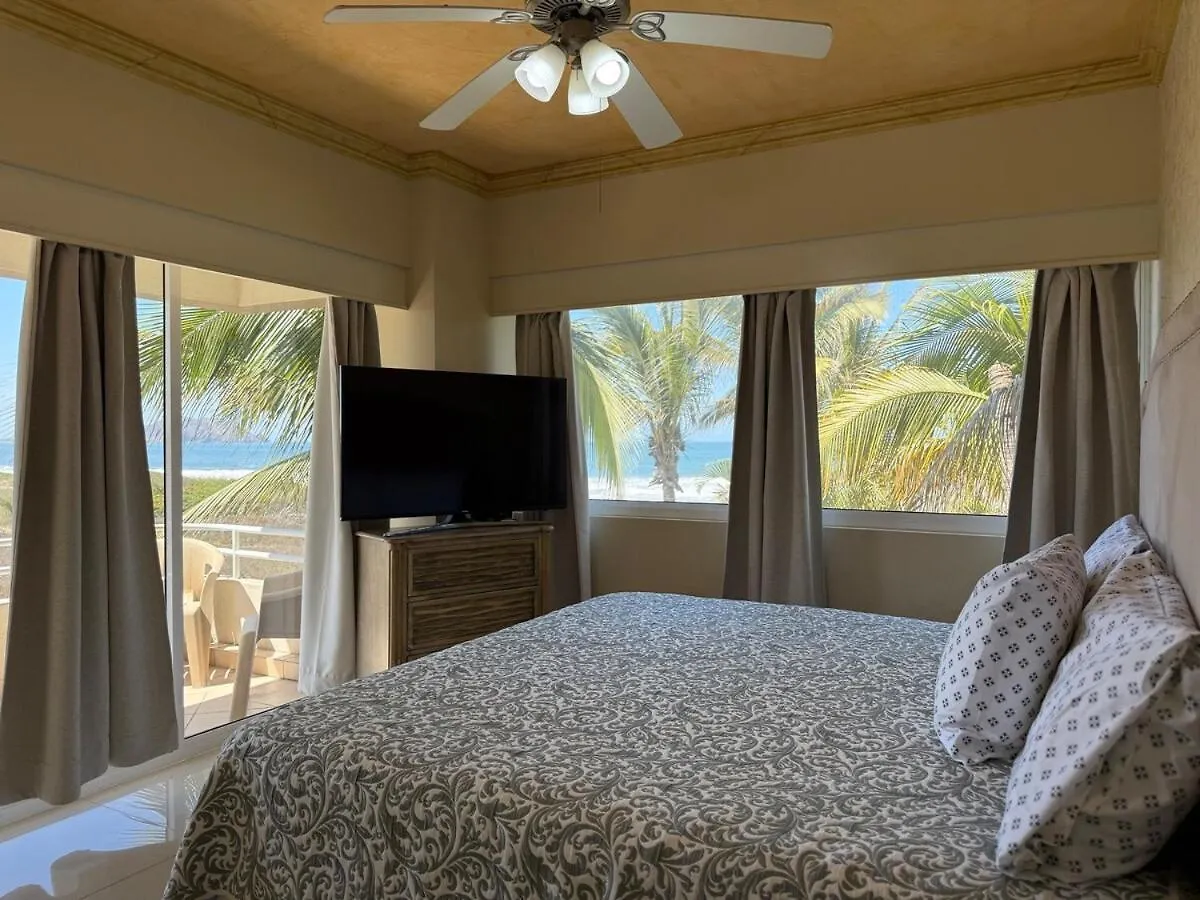 Beautiful Beachfront Space And Pool ماساتلان شقة