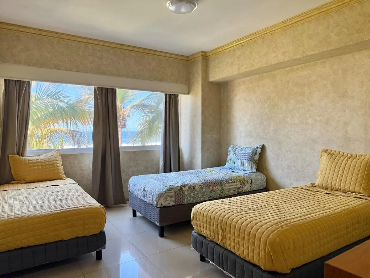 Beautiful Beachfront Space And Pool ماساتلان